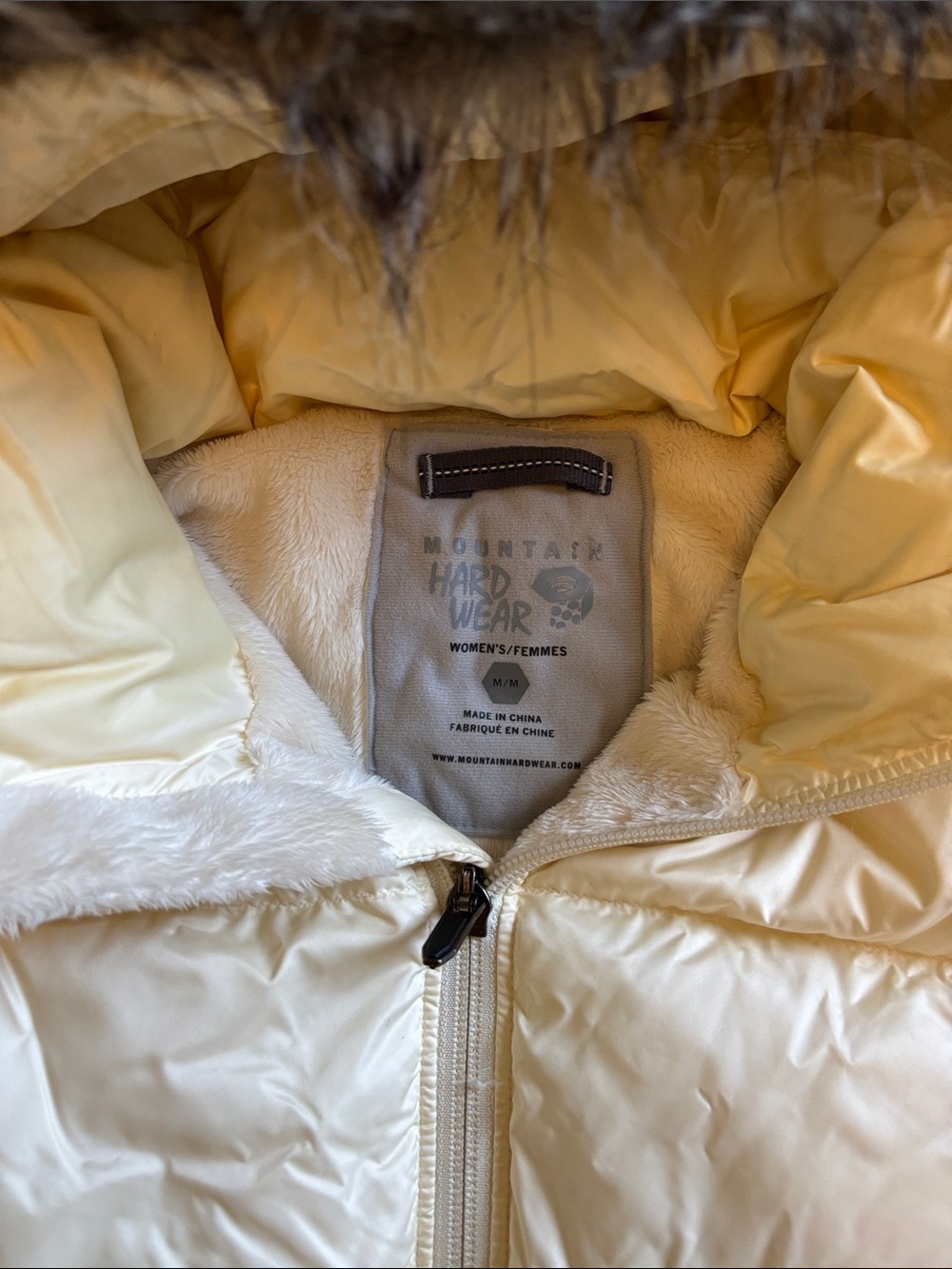 Mountain Hardwear Women's Cream Puffer Jacket with Faux Fur Trim - Picture 3 of 6